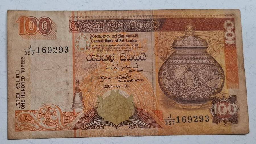 2004 - Sri Lanka - 100 Rupees - Signature :  SLB Amunugama - Demonetised No - J357 169293