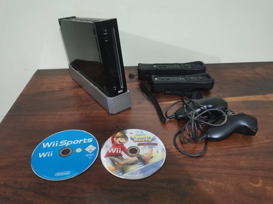 Nintendo Wii Black Console Complete with 2 Games