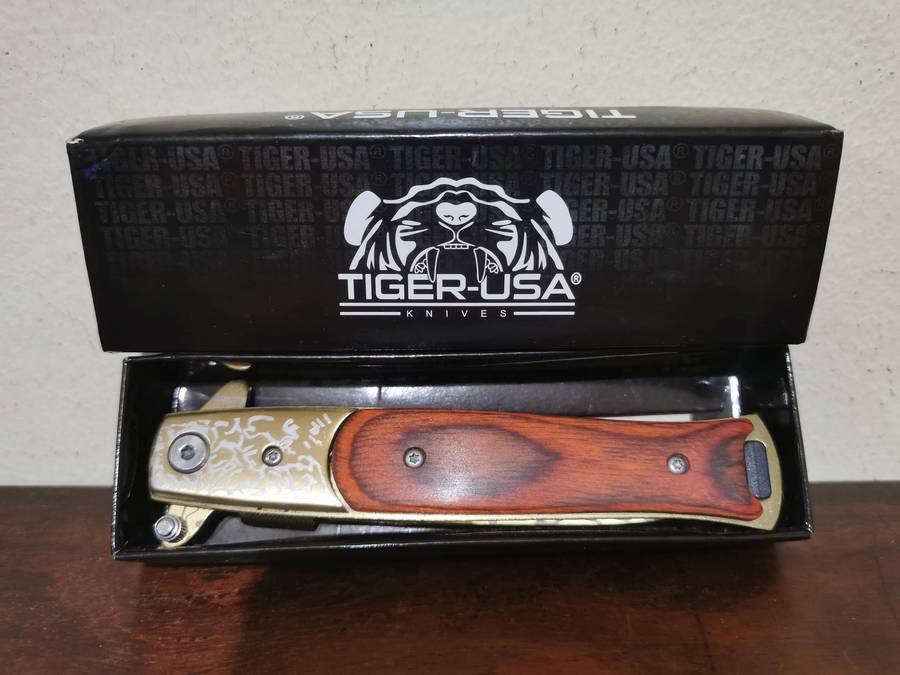 Tiger USA Stiletto Switchblade with an Awesome Design
