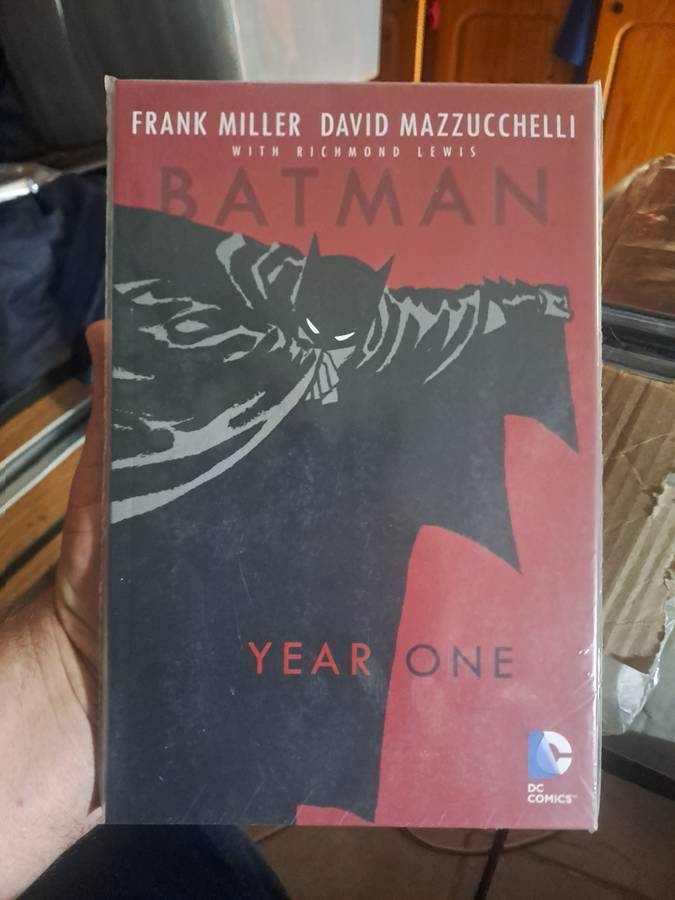Batman Year One [ISBN 9781401207526] (DC)