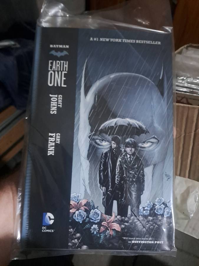 Batman: Earth One [ISBN 9781401232092] (DC)