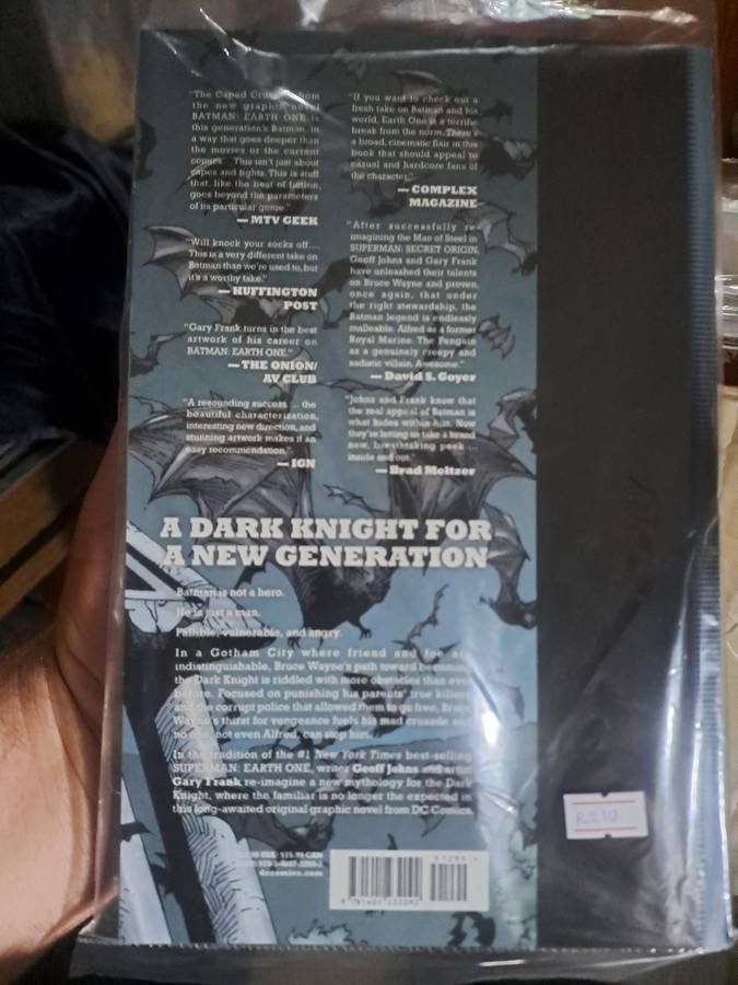 Batman: Earth One [ISBN 9781401232092] (DC)