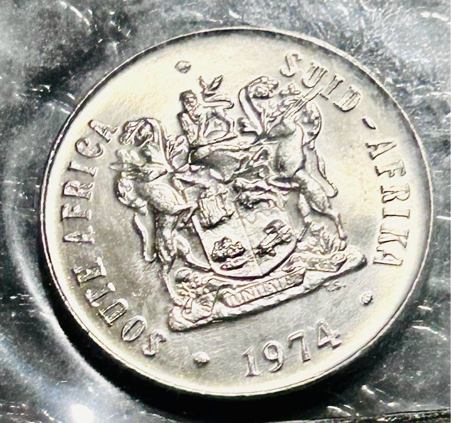 1974 UNC MINTPACK WITH COLLECTABLE R1 and 1/2CENT