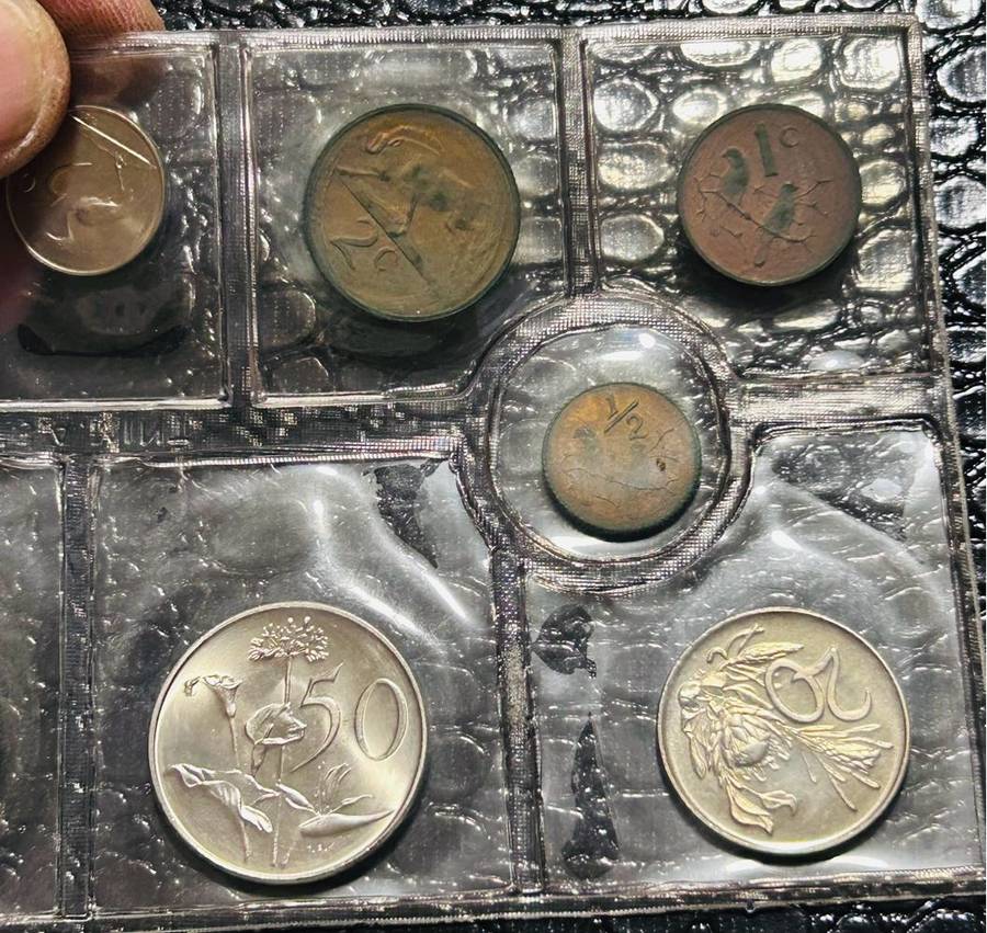 1974 UNC MINTPACK WITH COLLECTABLE R1 and 1/2CENT