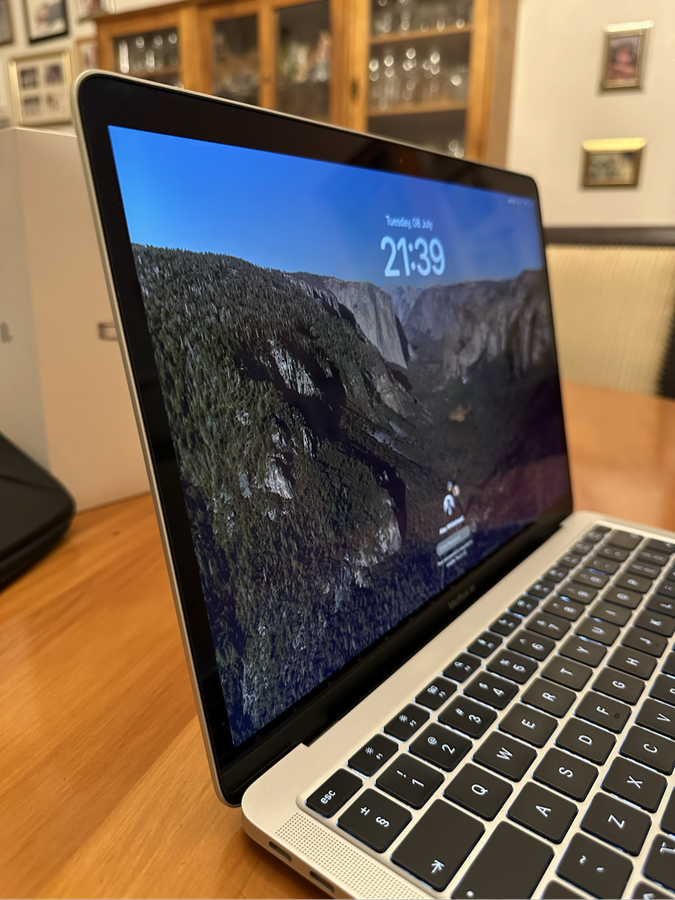 MacBook Air M1 256GB SSD, Silver, Pristine Condition + Thule Case