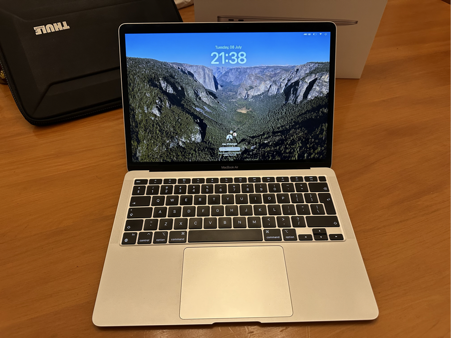 MacBook Air M1 256GB SSD, Silver, Pristine Condition + Thule Case