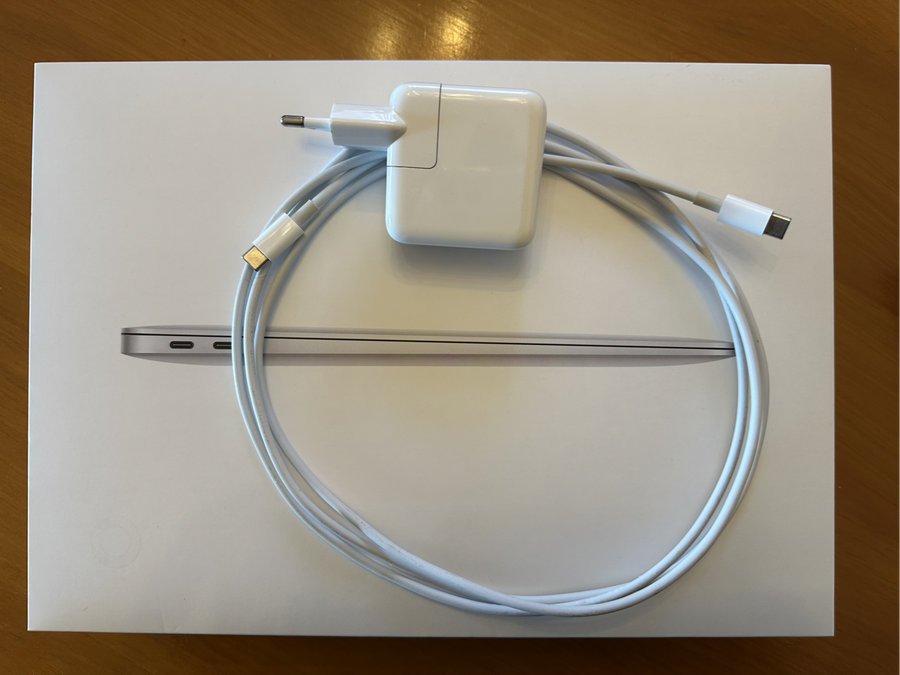 MacBook Air M1 256GB SSD, Silver, Pristine Condition + Thule Case