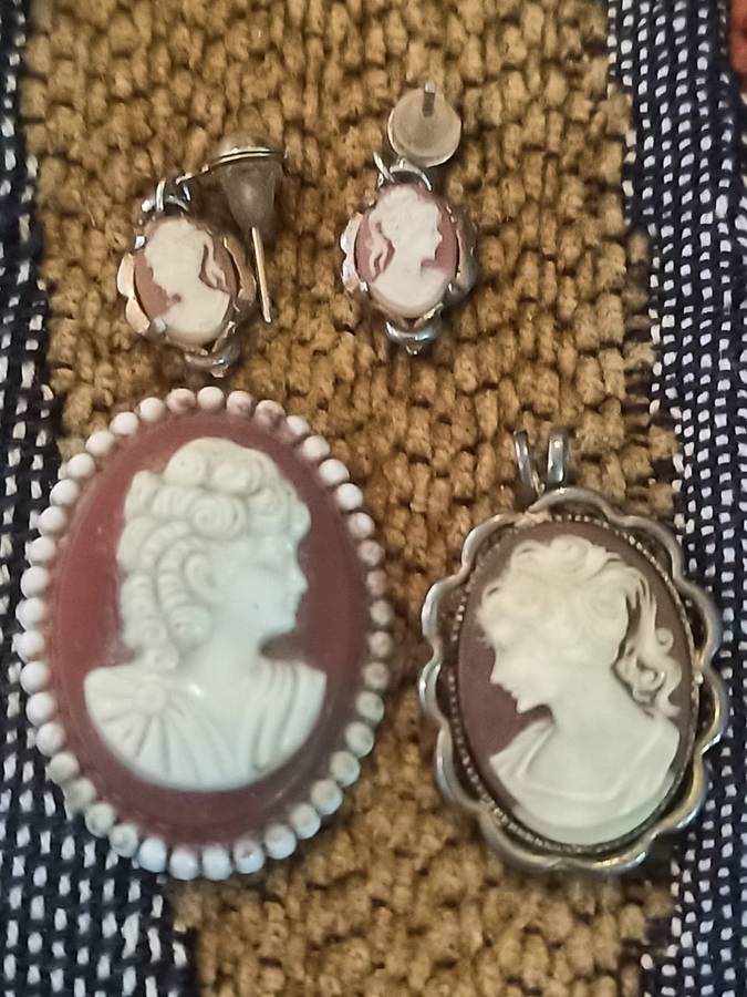 !!! CRAZY R1 START !!! Collectors cameo pendant and earinings