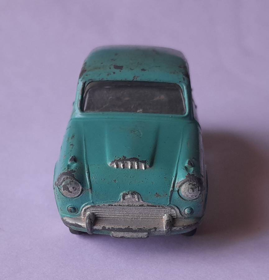 Corgi Toys 201 Austin Cambridge In Original Box. 9cm.