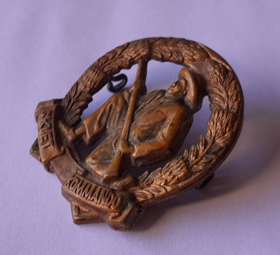 SA Army Skiet Commando Cap Badge.  Lugs Intact.