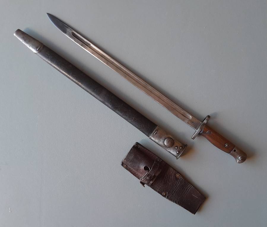 WW1 Pattern 1907 Sanderson Bayonet with WW2 Mangrovite Scabbard and Leather Frog.