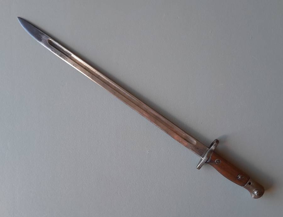 WW1 Pattern 1907 Sanderson Bayonet with WW2 Mangrovite Scabbard and Leather Frog.