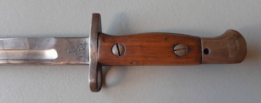 WW1 Pattern 1907 Sanderson Bayonet with WW2 Mangrovite Scabbard and Leather Frog.