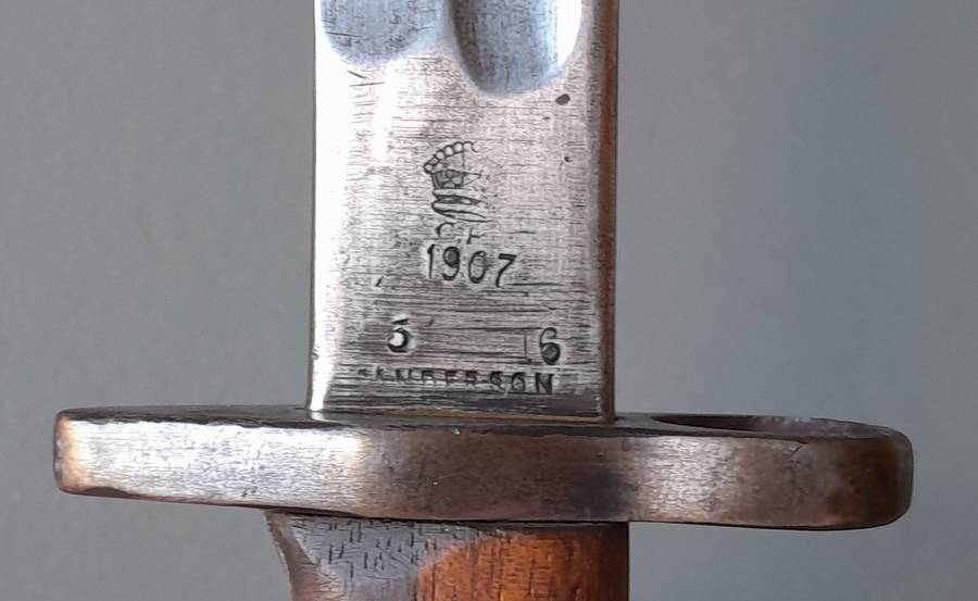 WW1 Pattern 1907 Sanderson Bayonet with WW2 Mangrovite Scabbard and Leather Frog.