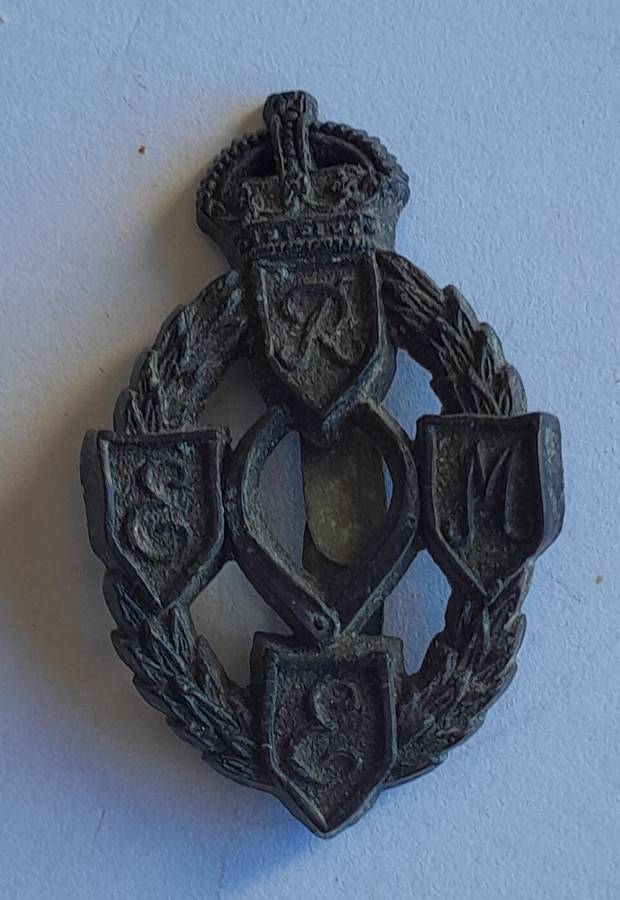 WW2 Royal Electrical Mechanical Engineers Badge.  Clasp Intact.