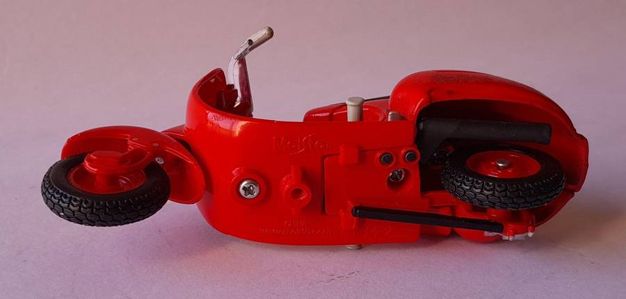 Vintage Maisto Die-Cast Vespa 98cc Corsa (1947).  Scale 1/18.  9.5cm