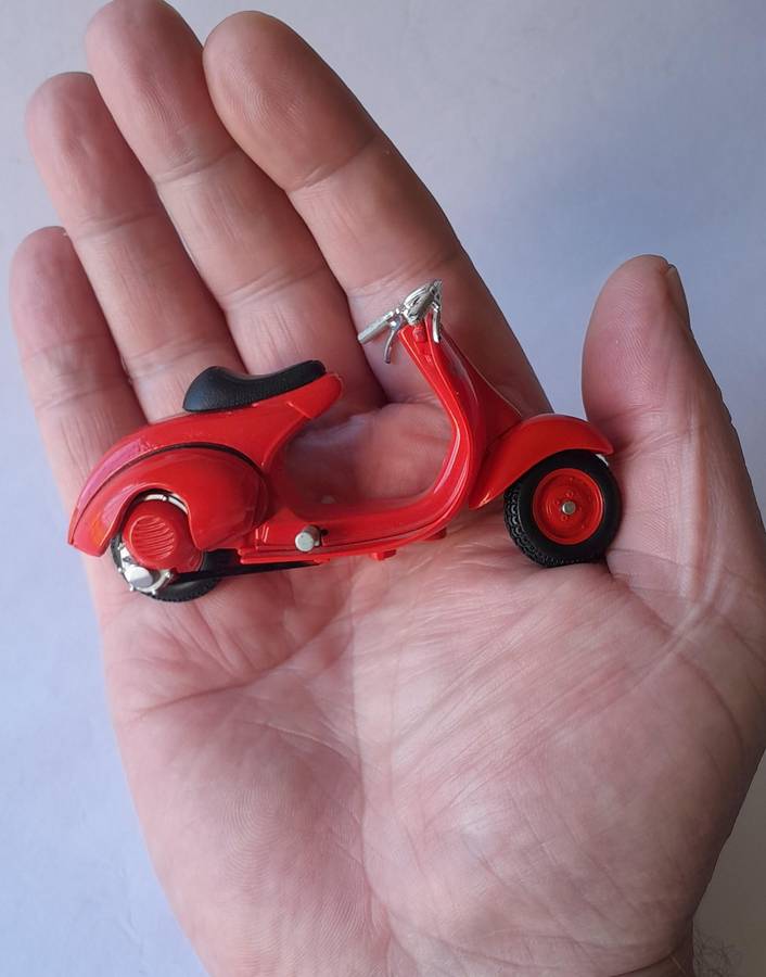 Vintage Maisto Die-Cast Vespa 98cc Corsa (1947).  Scale 1/18.  9.5cm