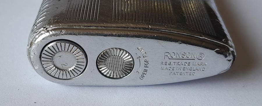 Vintage Ronson Art Deco Pocket Petrol Lighter.  Made In England.
