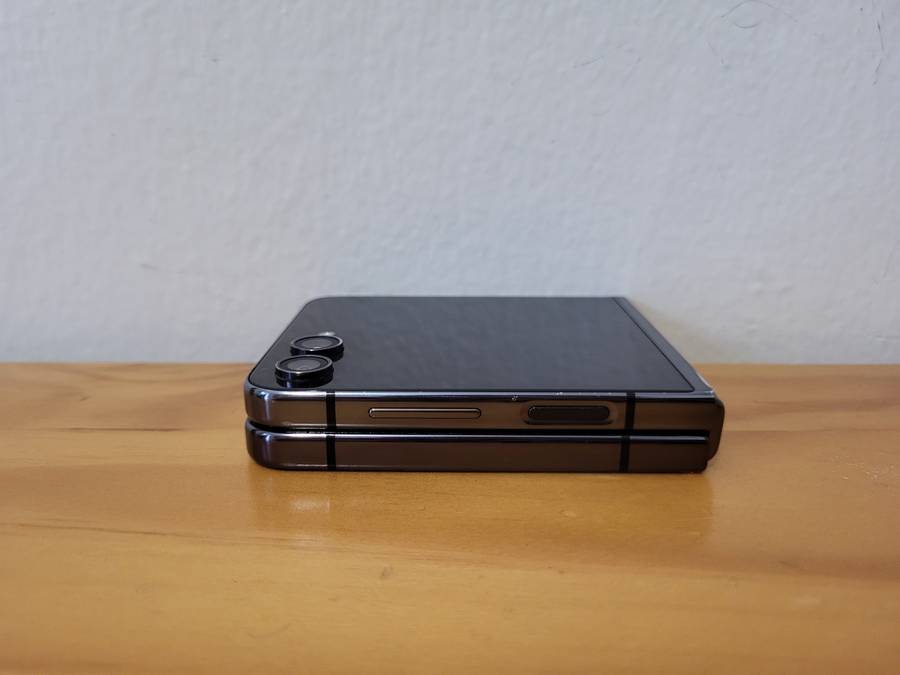 Samsung Z Flip 5 256GB + Extras