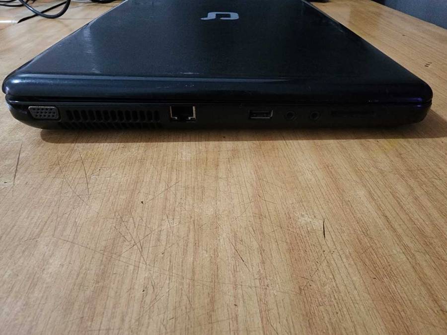HP COMPAQ LAPTOP FOR SPARES PLEASE READ AD !!!
