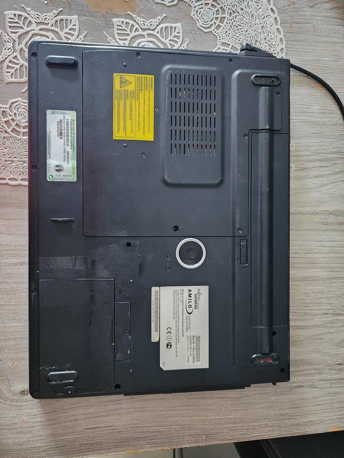 FUJITSU AMILO M1424 LAPTOP FOR SALE PLEASE READ AD !!!!
