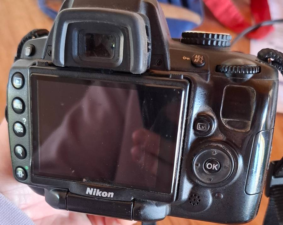 NIKON D5000 plus original charger and lithium ion battery (read text)