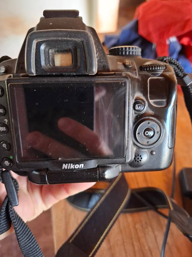 NIKON D5000 plus original charger and lithium ion battery (read text)