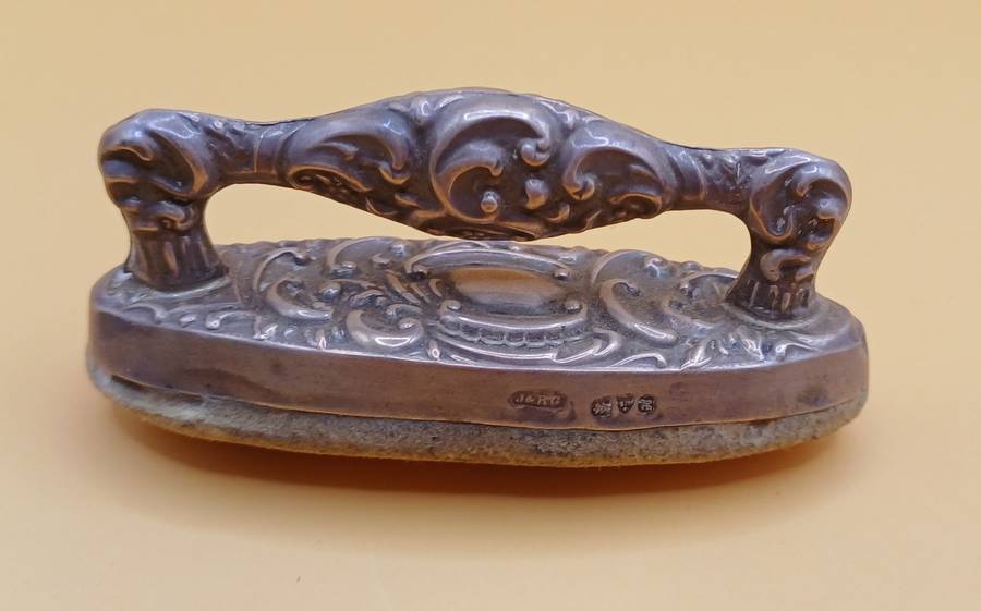 Marked silver nail buffer lion facing left