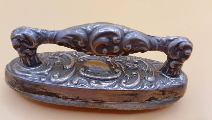 Marked silver nail buffer lion facing left