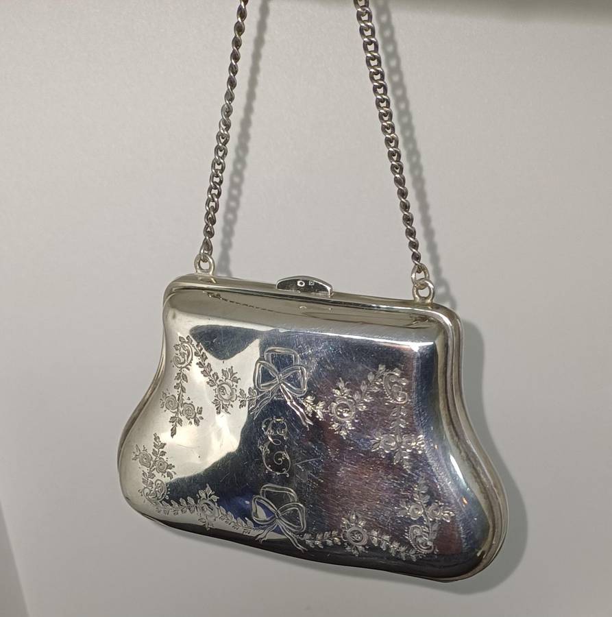 Antique silver coin purse marked with lion facing left