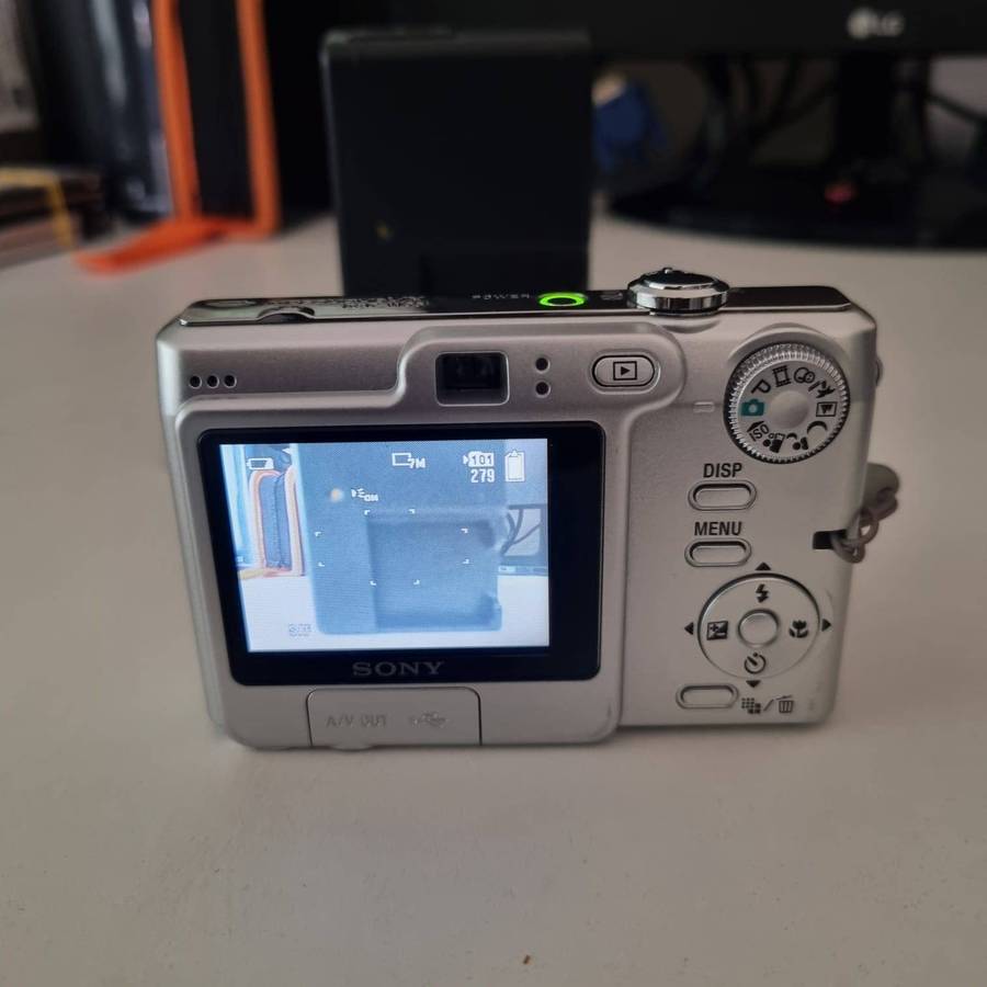 Sony Cyber-shot DSC-W35 Digital Camera - Silver (7.2MP, 3x Optical Zoom) 2.0" LCD