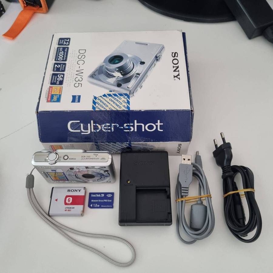 Sony Cyber-shot DSC-W35 Digital Camera - Silver (7.2MP, 3x Optical Zoom) 2.0" LCD