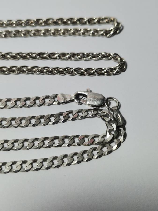 TWO 925 SILVER CHAINS FOR ONE BID. CLASPS BROKEN. 18 GRAMS TOTAL.