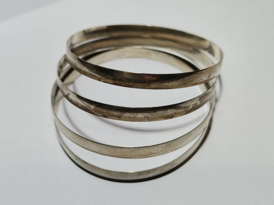 4 X 925 SILVER BANGLES. STAMPED. TOTAL WEIGHT: 25.66 GRAMS. ONE BID TAKES ALL.
