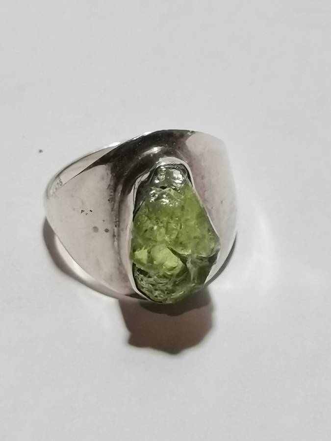 BEAUTIFUL SILVER RING WITH GREEN UNCUT STONE. WEIGHT: 6.19 GRAMS.