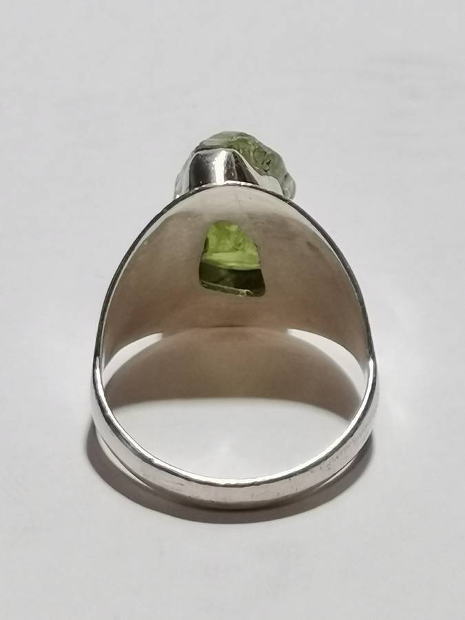 BEAUTIFUL SILVER RING WITH GREEN UNCUT STONE. WEIGHT: 6.19 GRAMS.