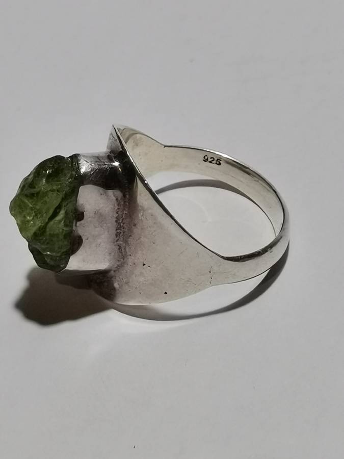 BEAUTIFUL SILVER RING WITH GREEN UNCUT STONE. WEIGHT: 6.19 GRAMS.