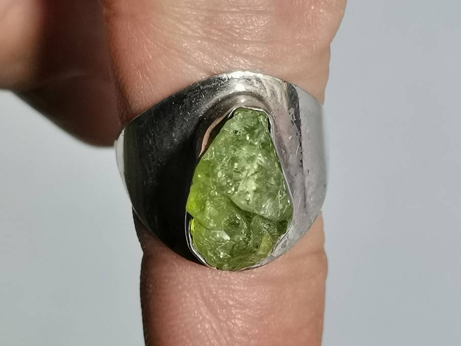 BEAUTIFUL SILVER RING WITH GREEN UNCUT STONE. WEIGHT: 6.19 GRAMS.