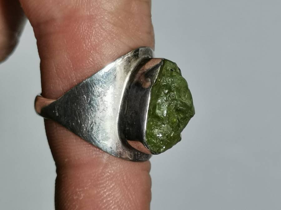 BEAUTIFUL SILVER RING WITH GREEN UNCUT STONE. WEIGHT: 6.19 GRAMS.