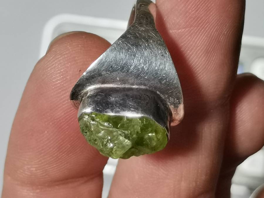 BEAUTIFUL SILVER RING WITH GREEN UNCUT STONE. WEIGHT: 6.19 GRAMS.