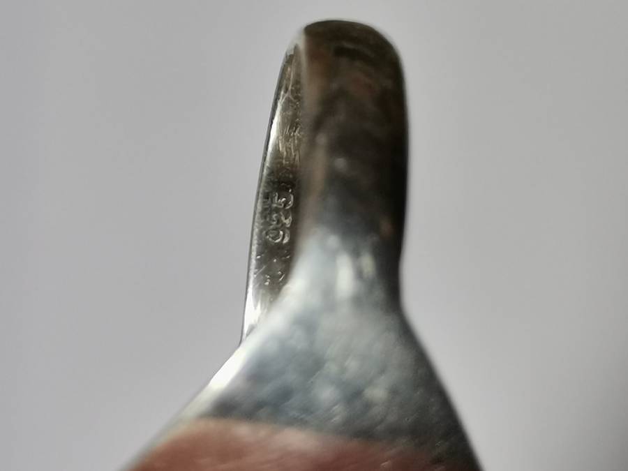 BEAUTIFUL SILVER RING WITH GREEN UNCUT STONE. WEIGHT: 6.19 GRAMS.