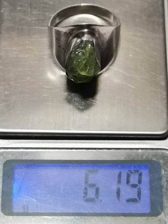 BEAUTIFUL SILVER RING WITH GREEN UNCUT STONE. WEIGHT: 6.19 GRAMS.