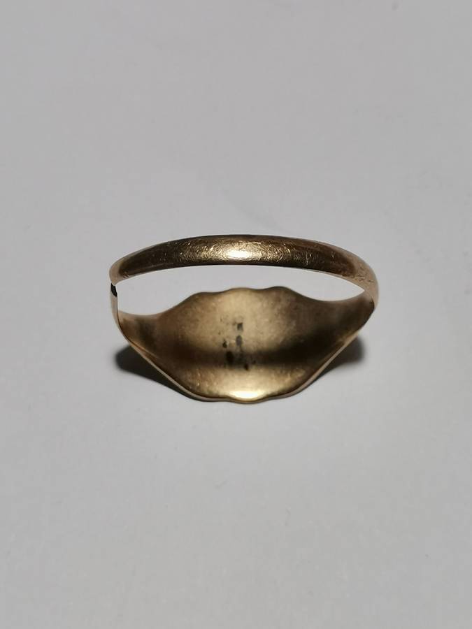 BROKEN 9CT GOLD RING SOLD AS SCRAP. WEIGHT: 3.43 GRAMS. STAMPED. TESTED.