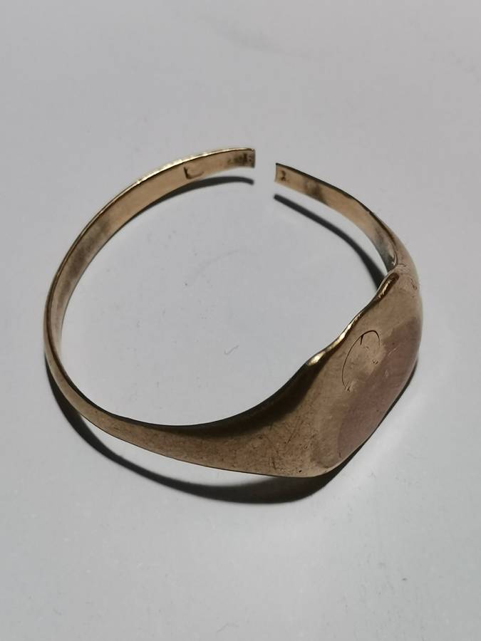 BROKEN 9CT GOLD RING SOLD AS SCRAP. WEIGHT: 3.43 GRAMS. STAMPED. TESTED.