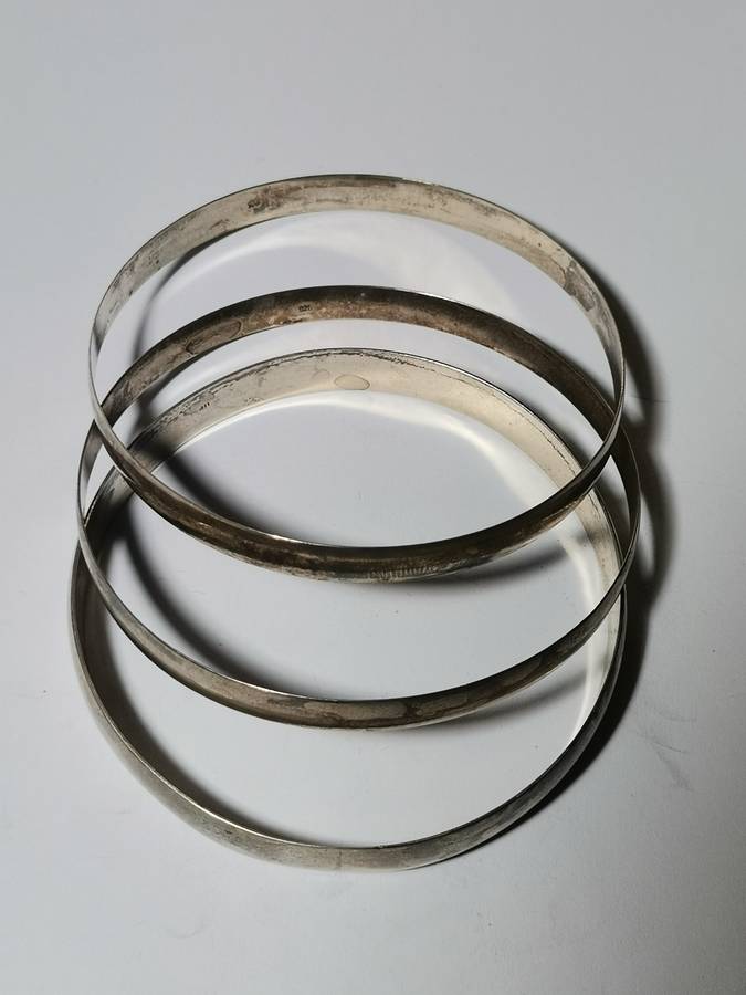 3 X .925 SIVER BANGLES. STAMPED. TOTAL WEIGHT: 34.11 GRAMS. ONE BID TAKES ALL.