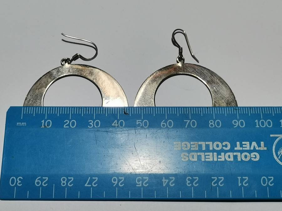 A PAIR OF BIG .925 SIVER EARRINGS. STAMPED. TOTAL WEIGHT: 9.86 GRAMS.
