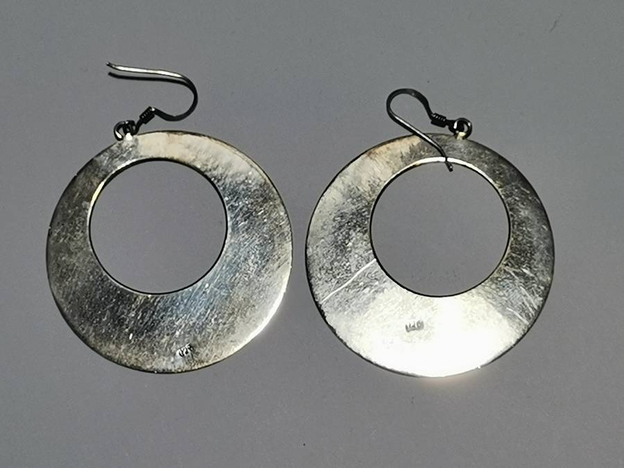 A PAIR OF BIG .925 SIVER EARRINGS. STAMPED. TOTAL WEIGHT: 9.86 GRAMS.