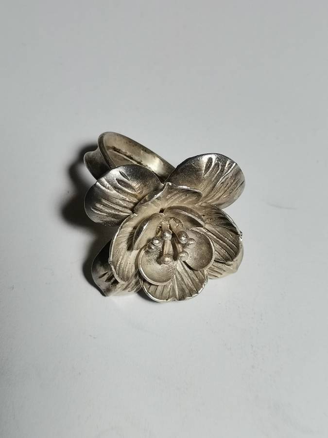 HUGE AND BEAUTIFUL SILVER FLOWER RING. WEIGHT: 11.80 GRAMS. STAMPED.