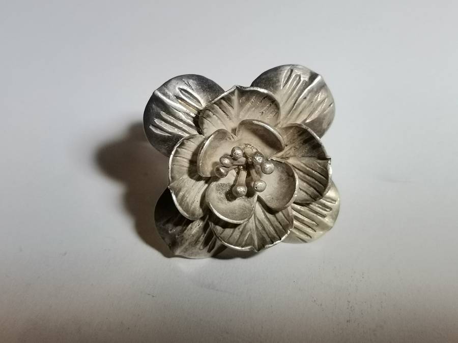 HUGE AND BEAUTIFUL SILVER FLOWER RING. WEIGHT: 11.80 GRAMS. STAMPED.