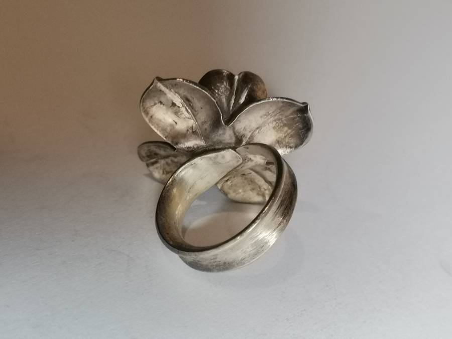 HUGE AND BEAUTIFUL SILVER FLOWER RING. WEIGHT: 11.80 GRAMS. STAMPED.